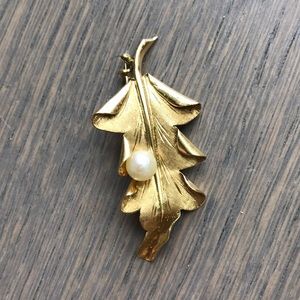 18k leaf brooch with pearl